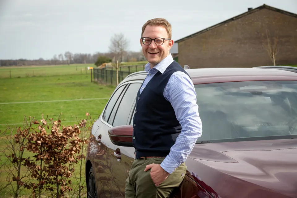 Tom Goorts, oprichter van Shifting Gears, bij zijn auto